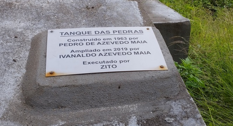 Placa Tanque das Pedras. construído em 1963 por Pedro de Azevedo Maia. Ampliado por Ivanaldo Azevedo Maia em 2019 sendo executado por Zito.
